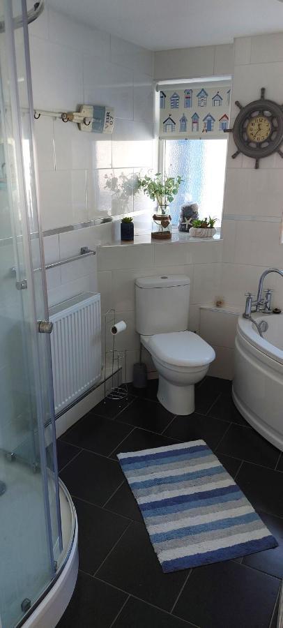 Sea Crest, Beautiful Home In Tenby With Sea Views Bagian luar foto