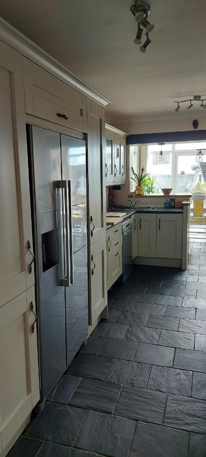 Sea Crest, Beautiful Home In Tenby With Sea Views Bagian luar foto